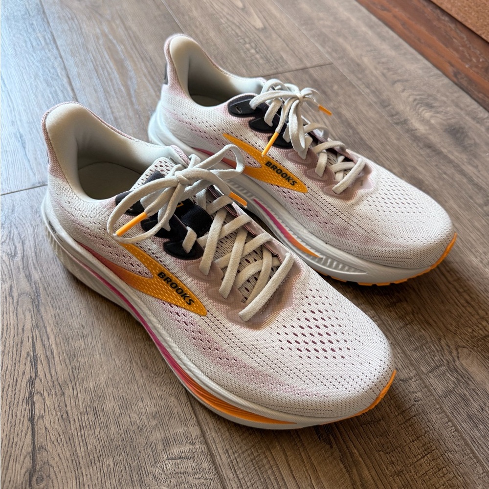 Brooks Ghost 17 women’s 8.5 wide. Oyster/Apricot/Pink. Like new running sneakers